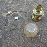 Lampe à poser avec globe en verre ciselé.