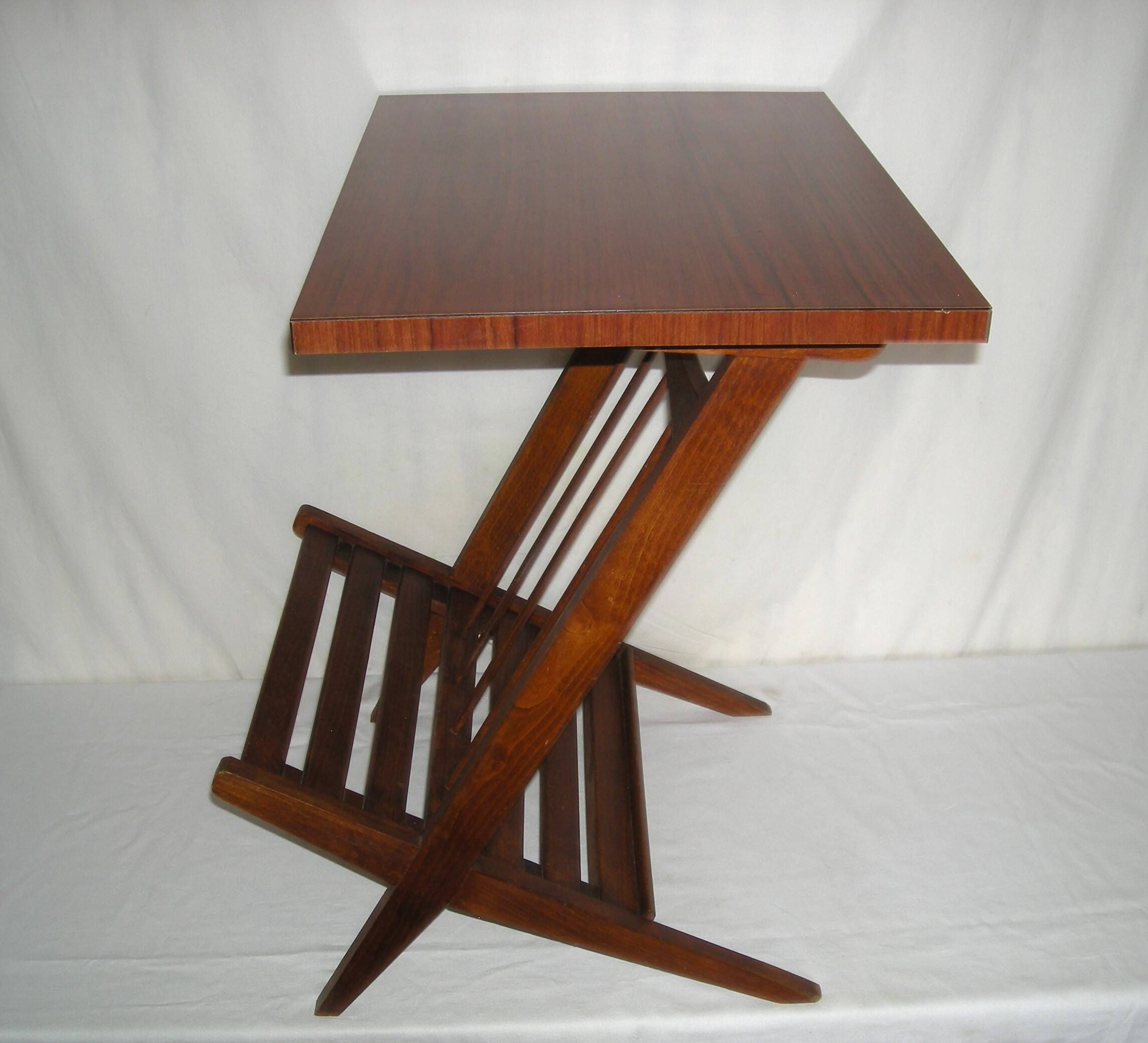 Table basse ; range disques ; revues style scandinave des années 50