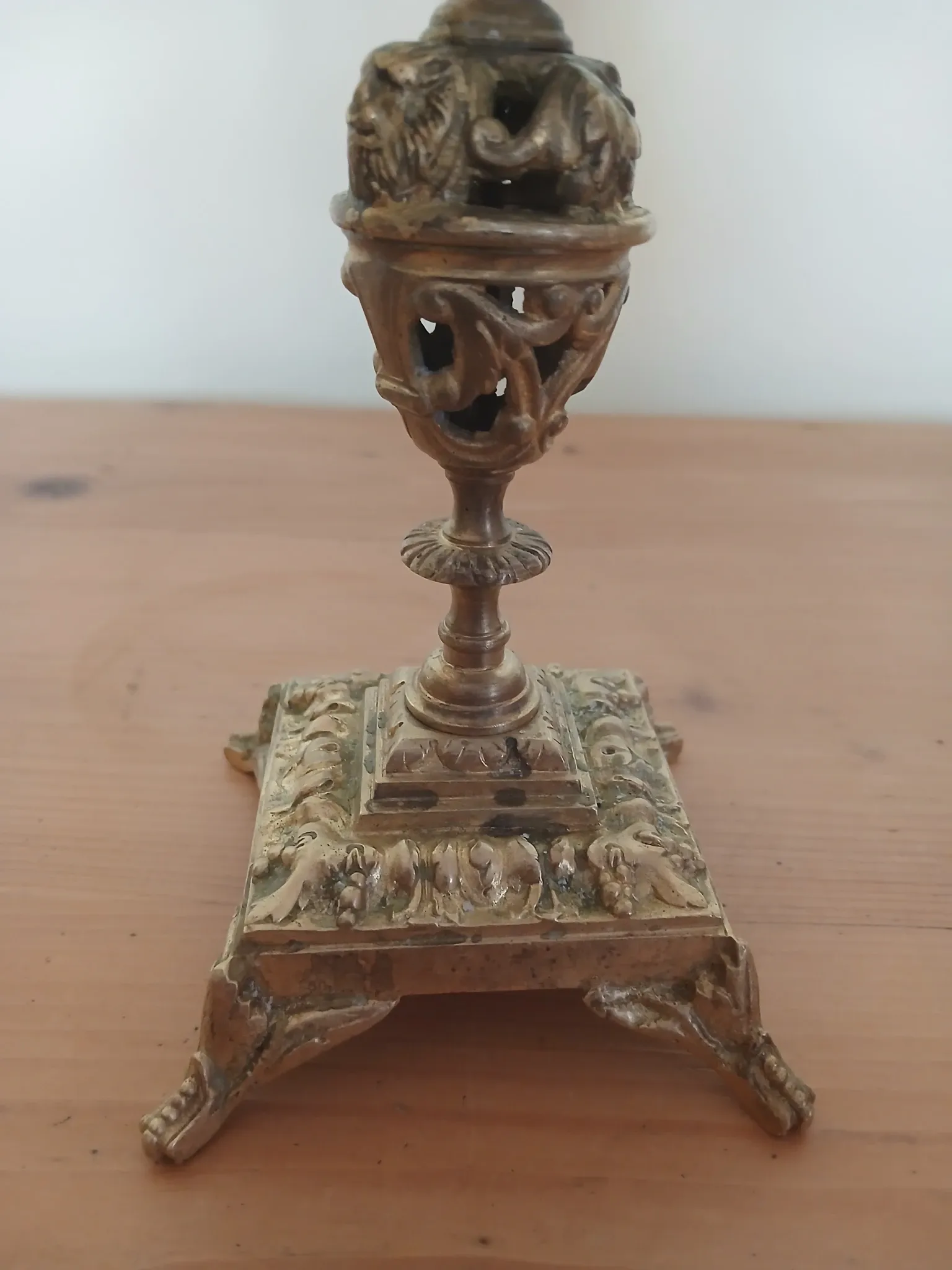 four-light candelabrum in chiselled brass from the 19th century