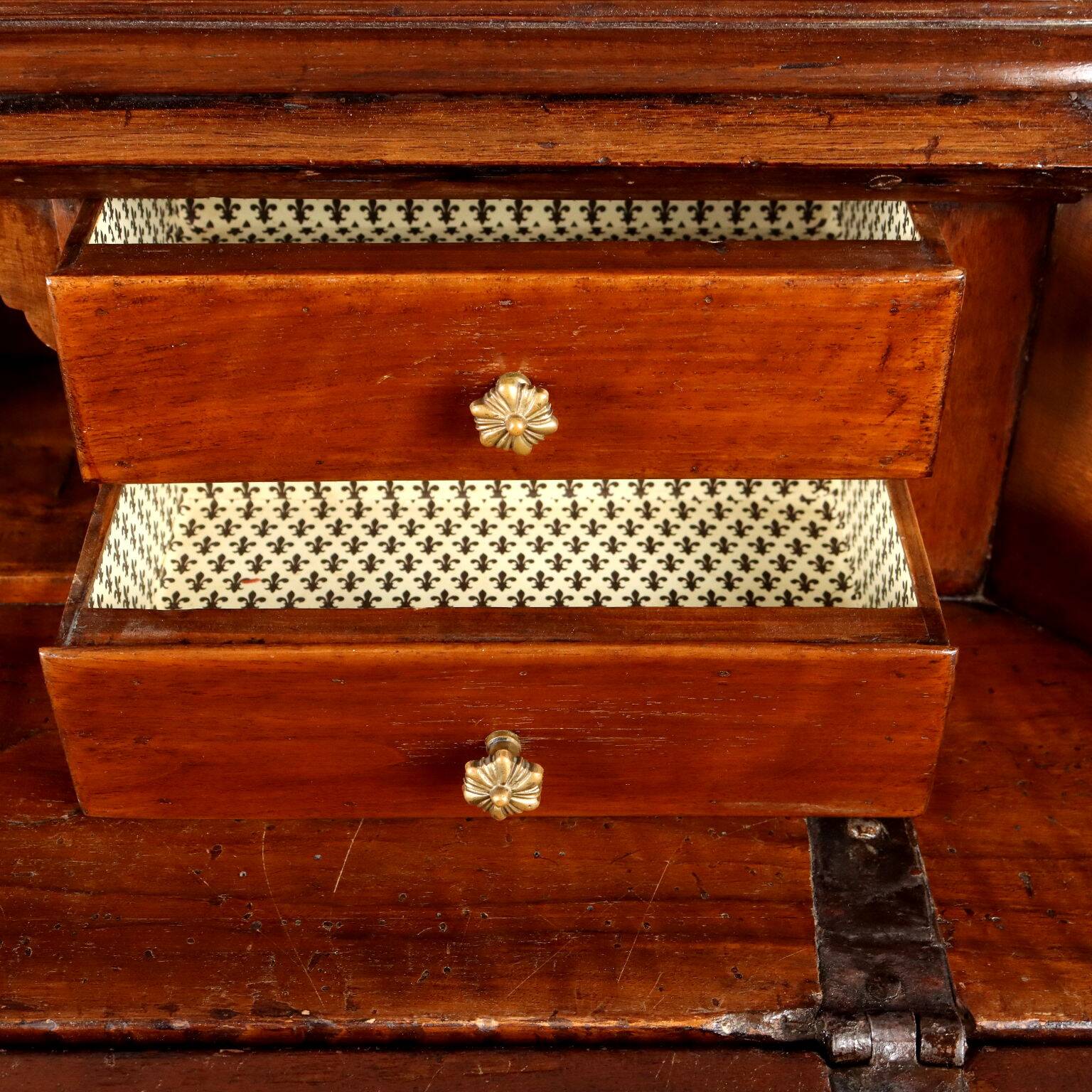 Cabinet baroque à façade tombante en noyer, Parme, Italie, XVIIIe siècle.