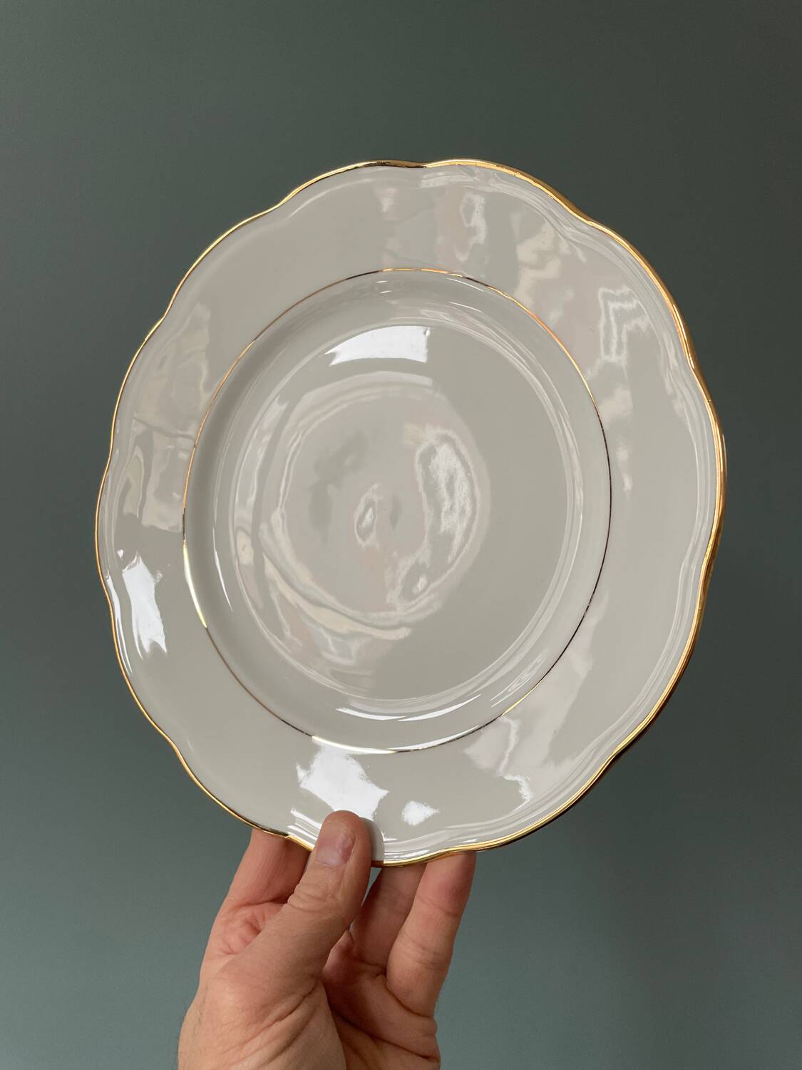 Série de 11 assiettes plates anciennes en porcelaine blanche et liserés dorés