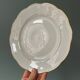 Série de 11 assiettes plates anciennes en porcelaine blanche et liserés dorés