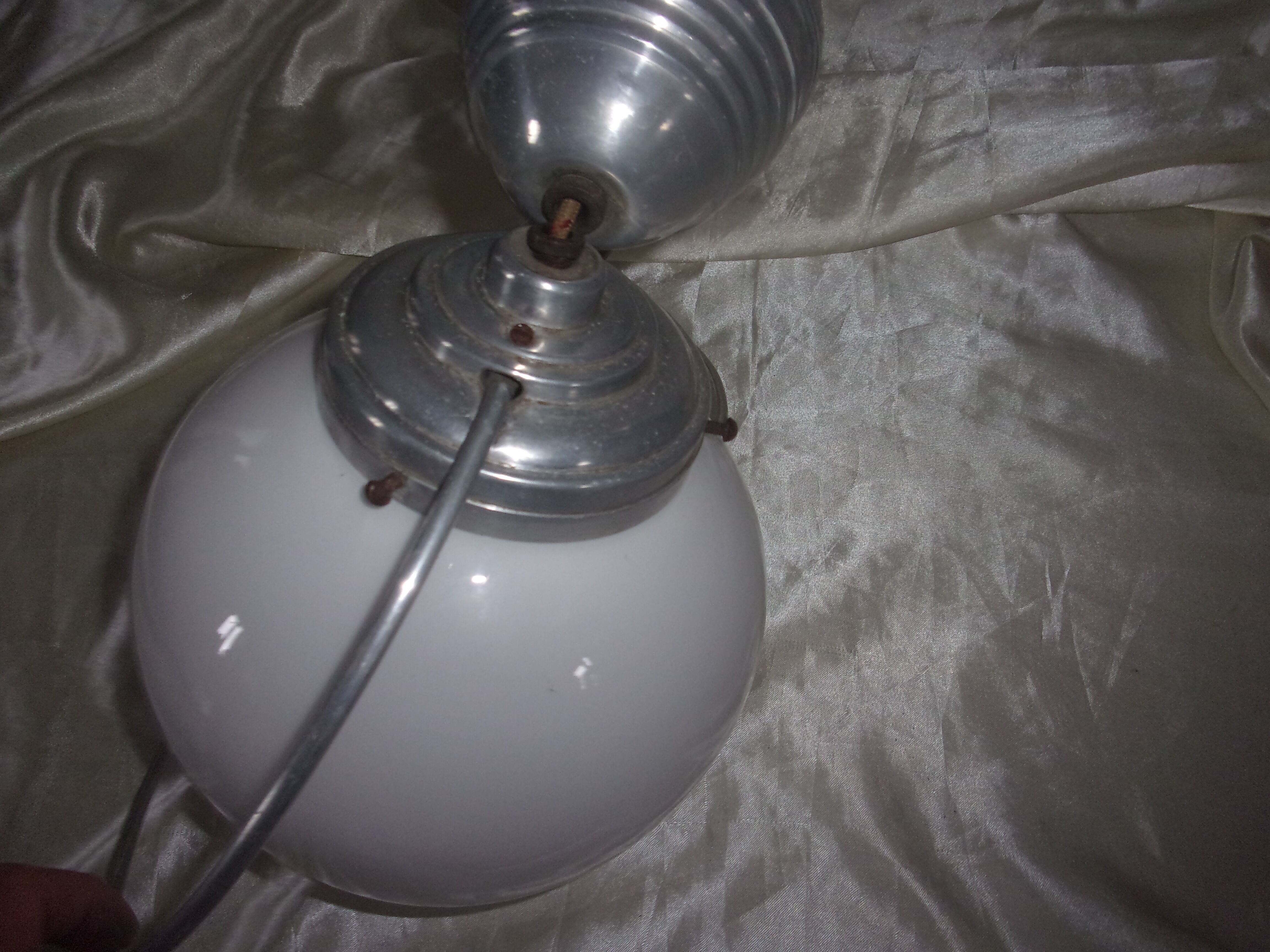 Adjustable glass ball suspension