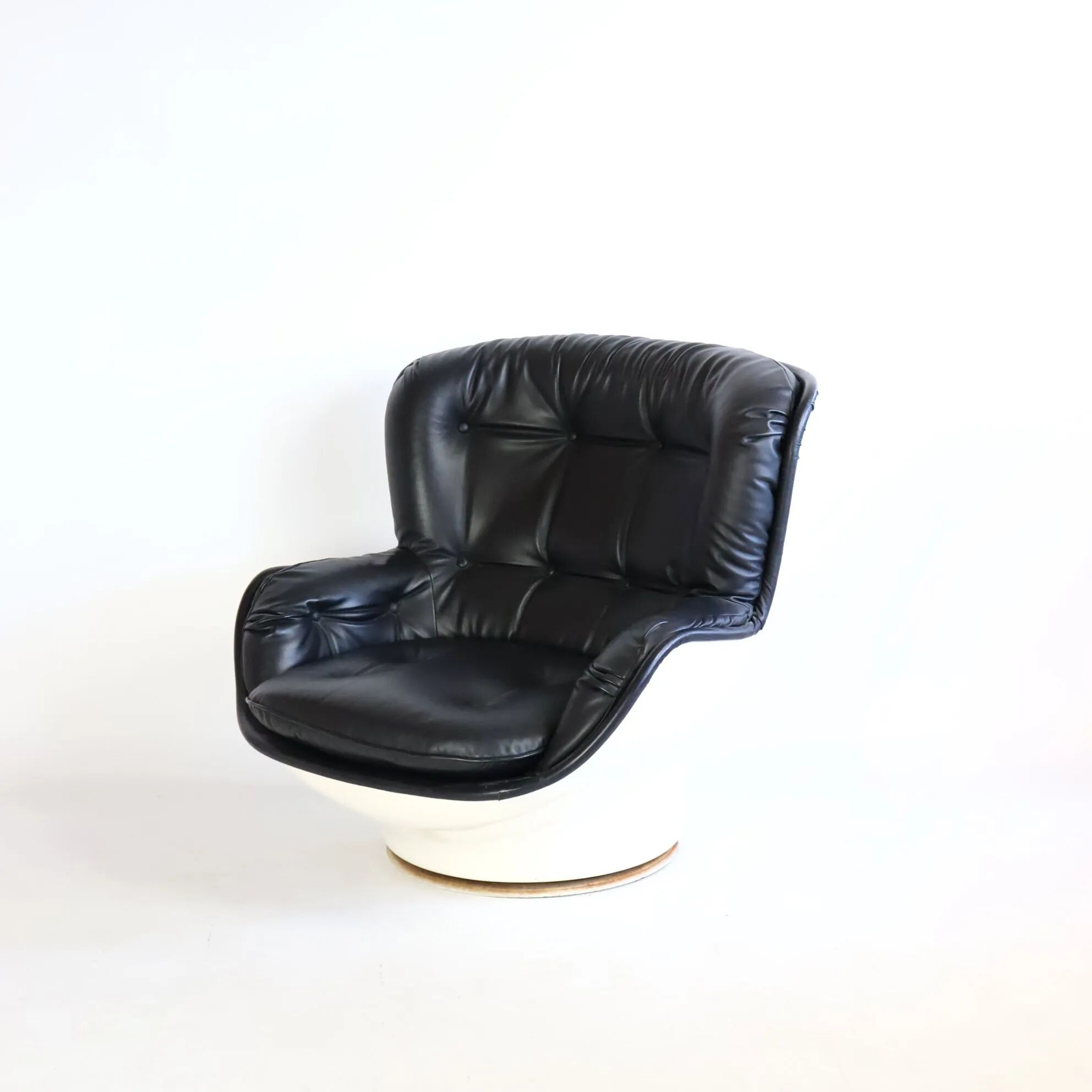 "Karaté" armchair by Michel Cadestin