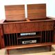 Enfilade danoise par Arne Vodder pour Sibast Danmark / Cabinet hifi music avec portes tambour en palissandre de Rio