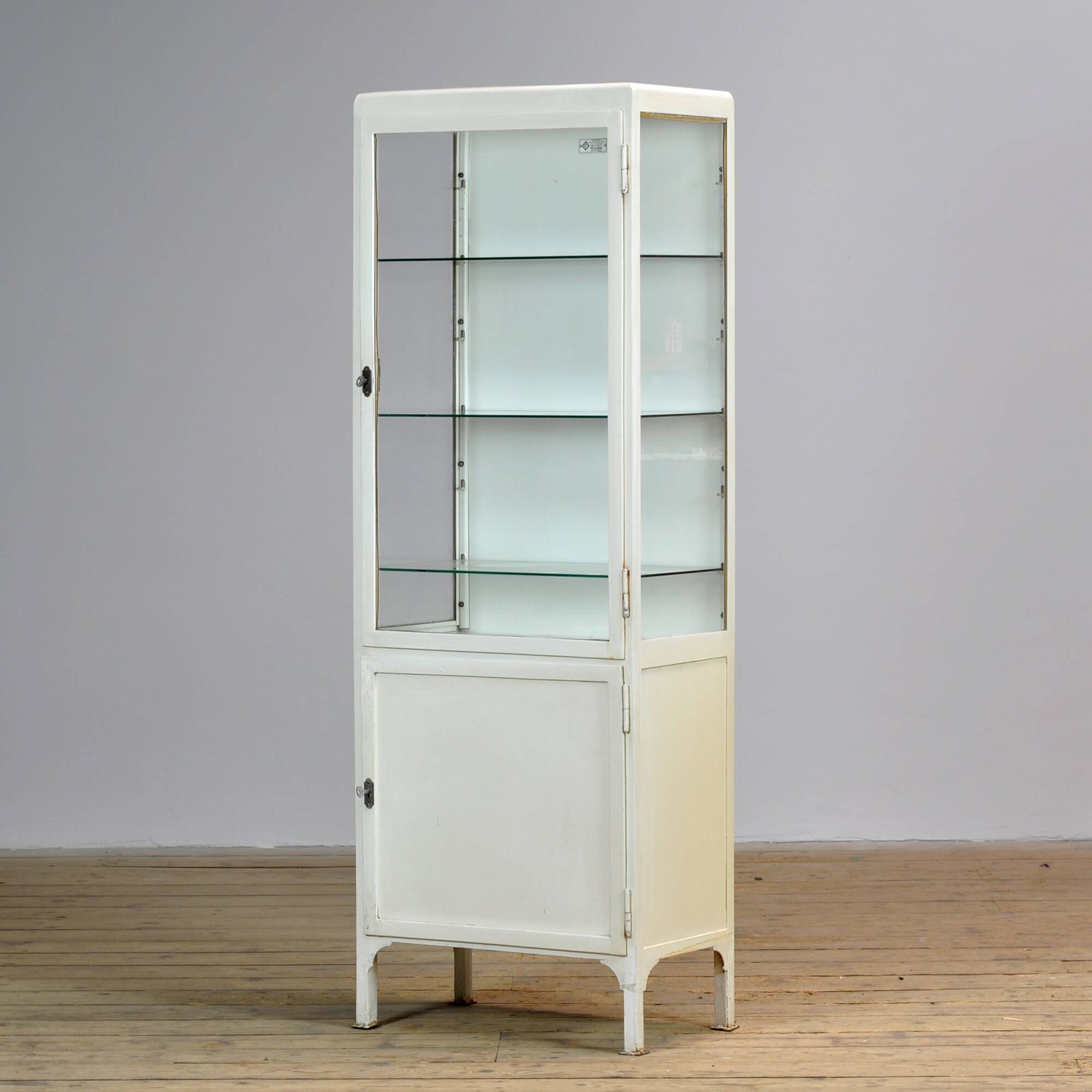 Cabinet médical vintage, années 1970