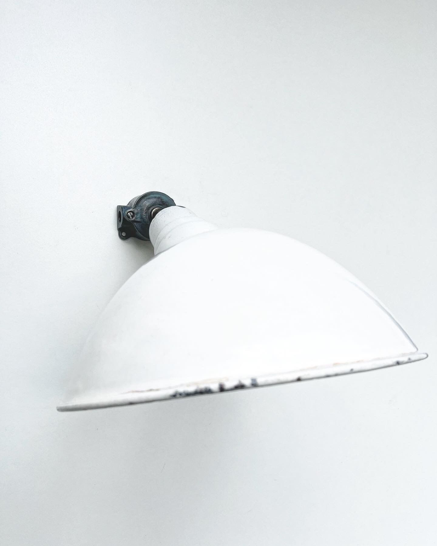 White enamelle tole wall lamp ø 31 cm brand benjamin usa