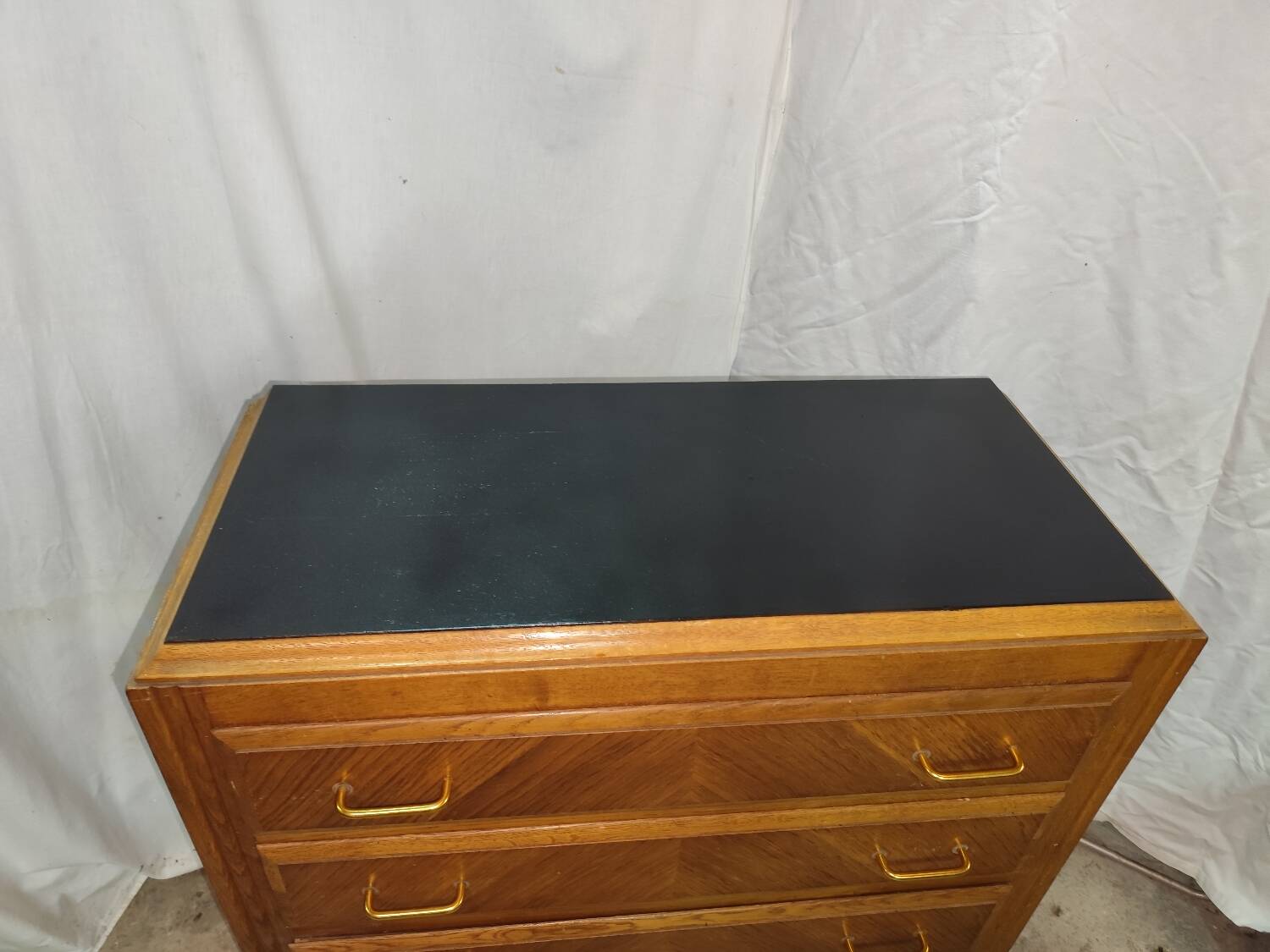 Pretty chest of drawers with 4 compass-legged oak veneer drawers
