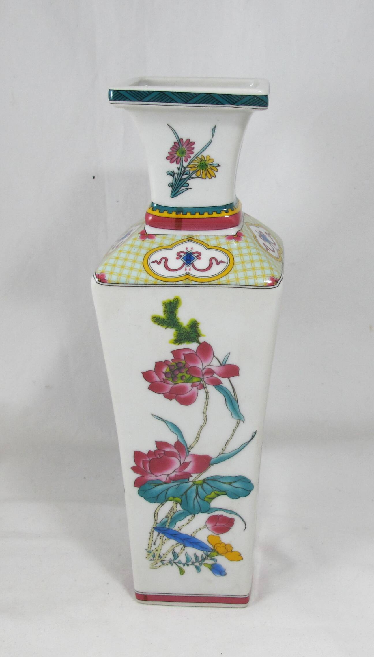 small famille rose vase in Chinese porcelain China