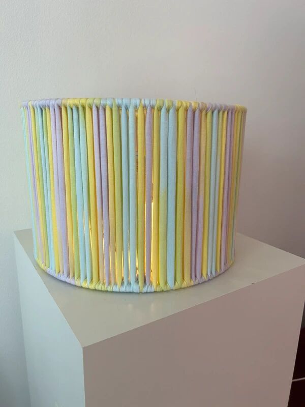 Abat-jour de taille moyenne recouvert de fil de jersey dans des tons pastel