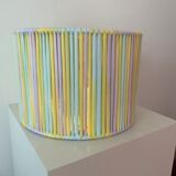 Abat-jour de taille moyenne recouvert de fil de jersey dans des tons pastel