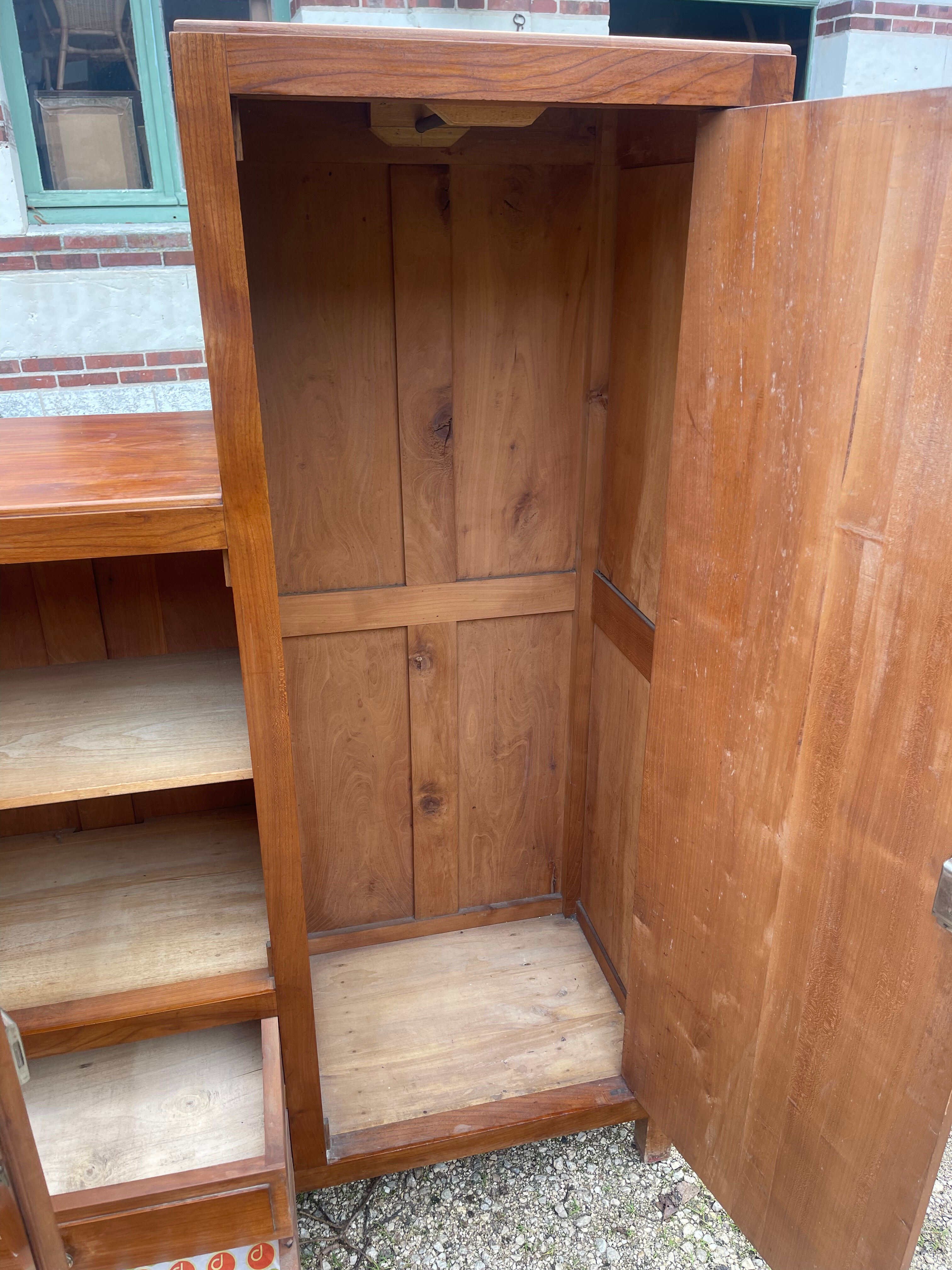 Asymmetrical cabinet