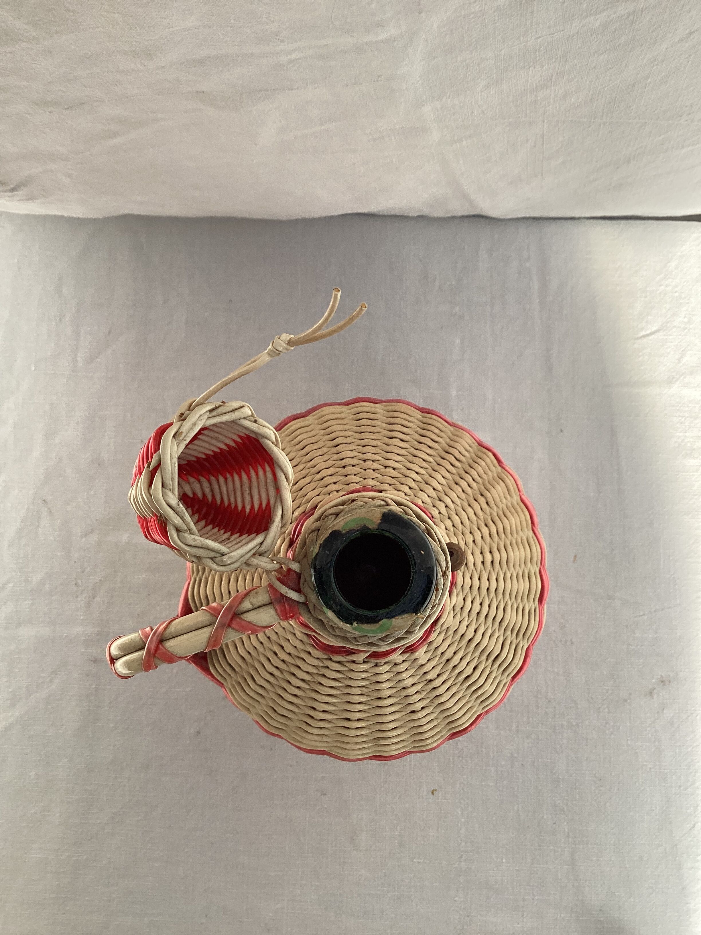Dame jeanne bonbonne en plastique blanche et rouge dimension : hauteur -25 cm-