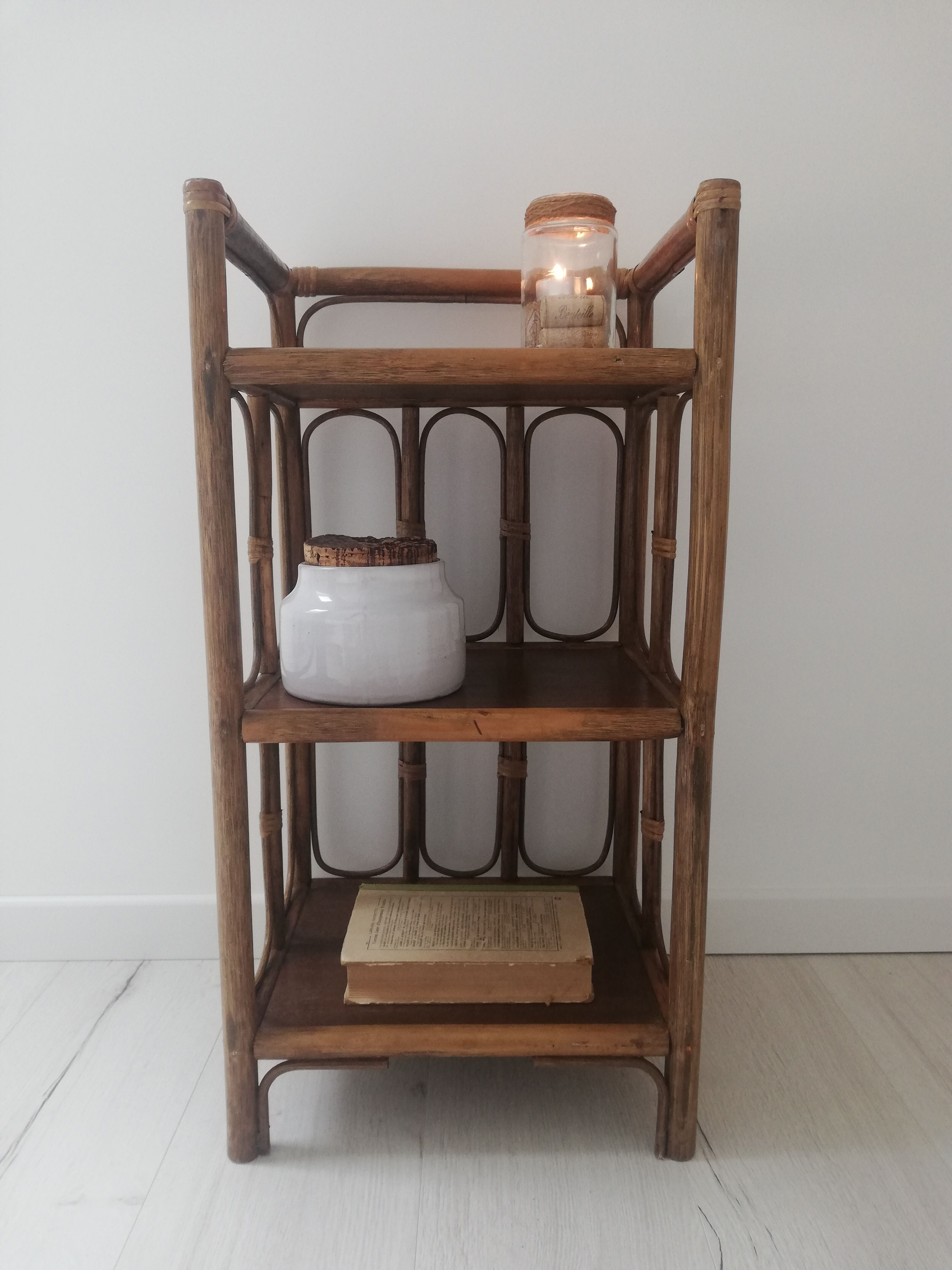 Etagère en rotin vintage