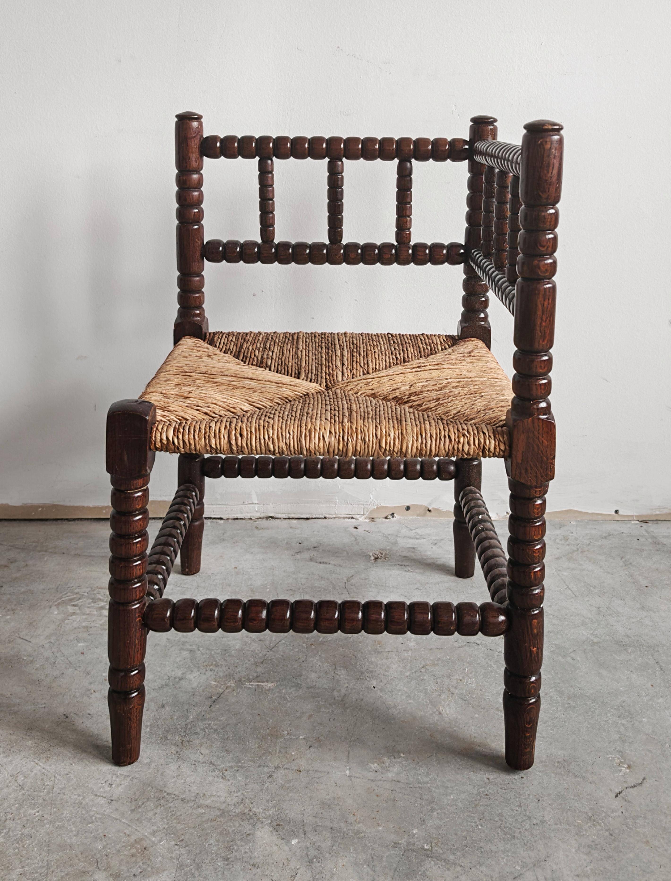 Chaise d’angle française provinciale ancienne en chêne sculpté, 1910