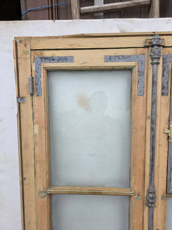 Fenêtre ancienne en sapin avec bâti (un carreau ouvrant)
