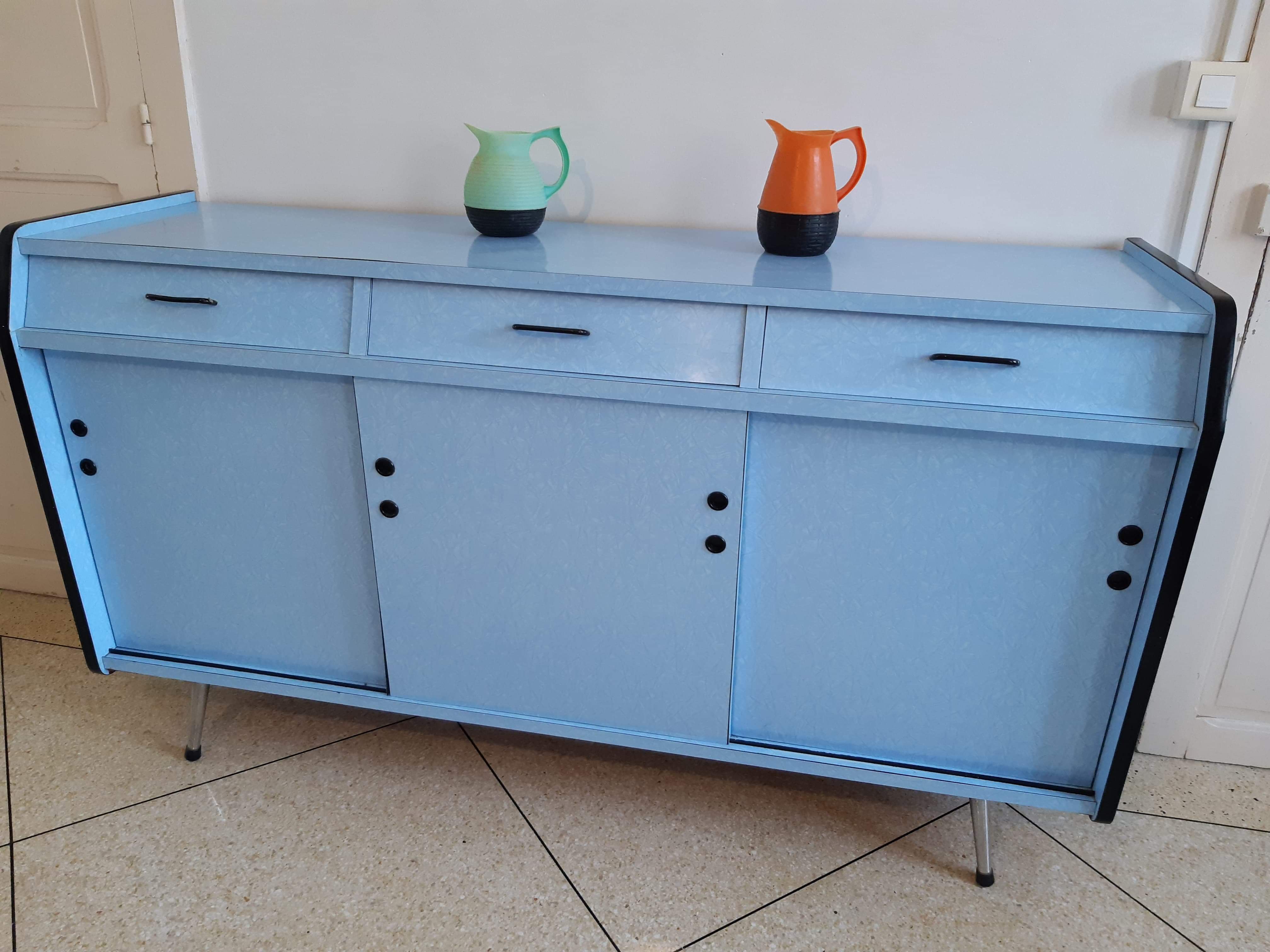 Buffet kitchen low blue formica