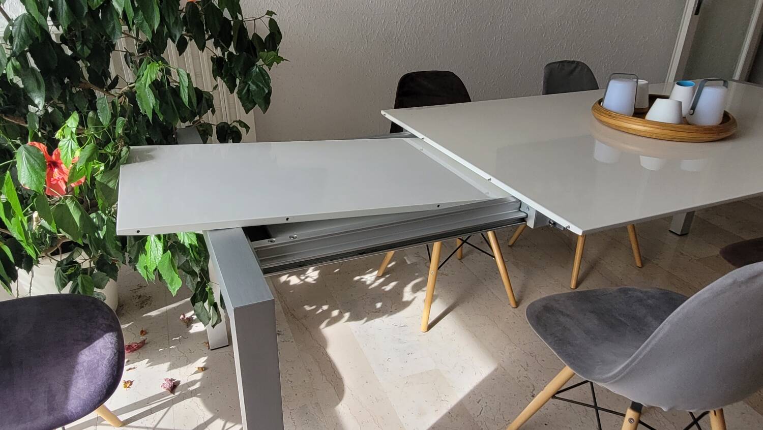 Extendable living room table