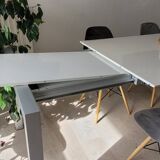 Extendable living room table