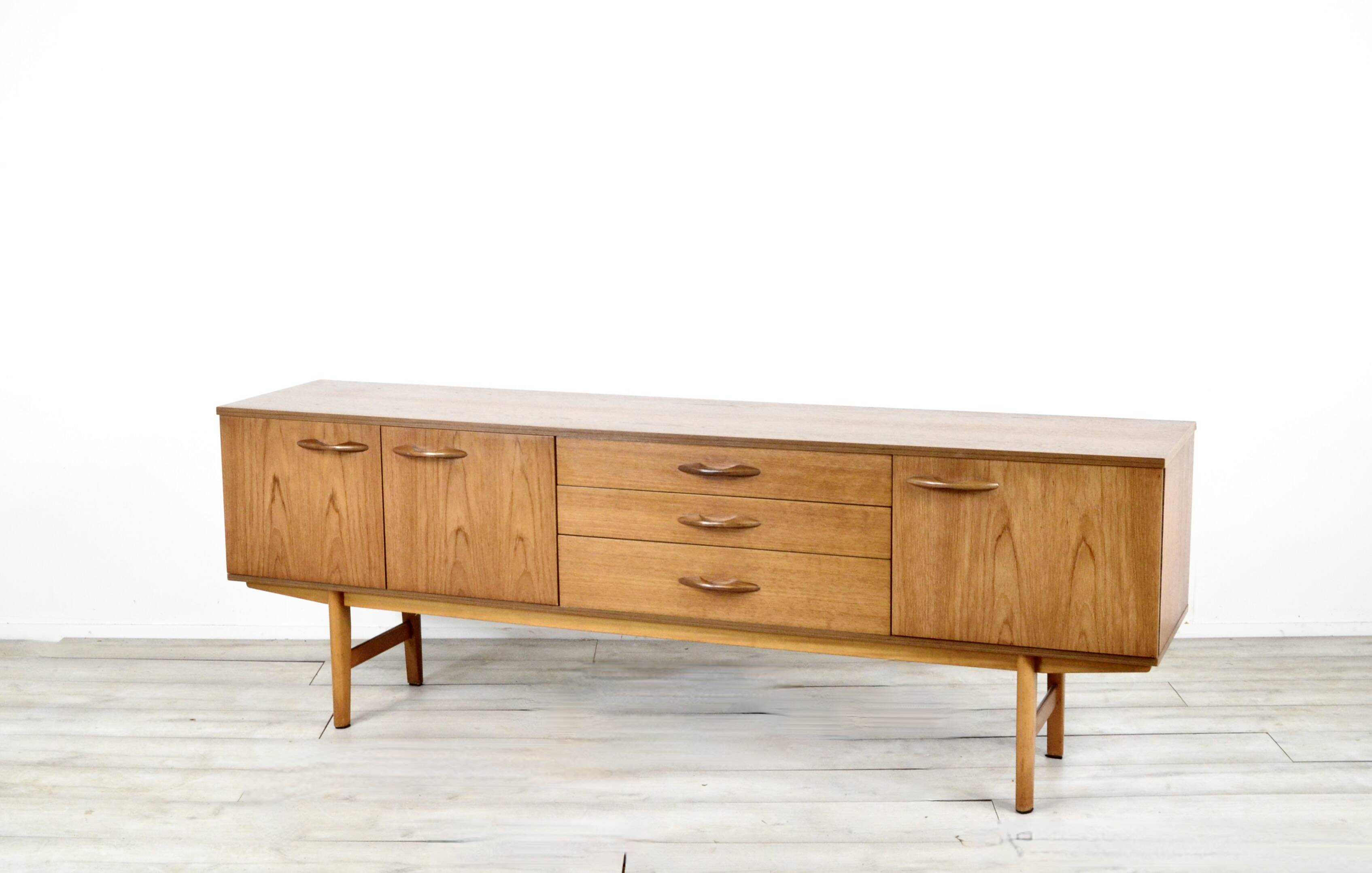 Buffet/table basse en teck « Avalon » du milieu du siècle. Style vintage élégant.