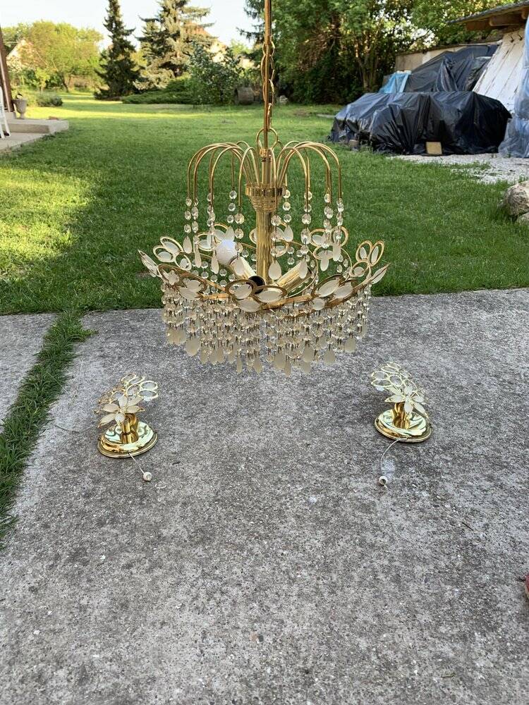 Mid-century chandelier and 2 wall sconces in gilded brass and clear glass, 1960s.