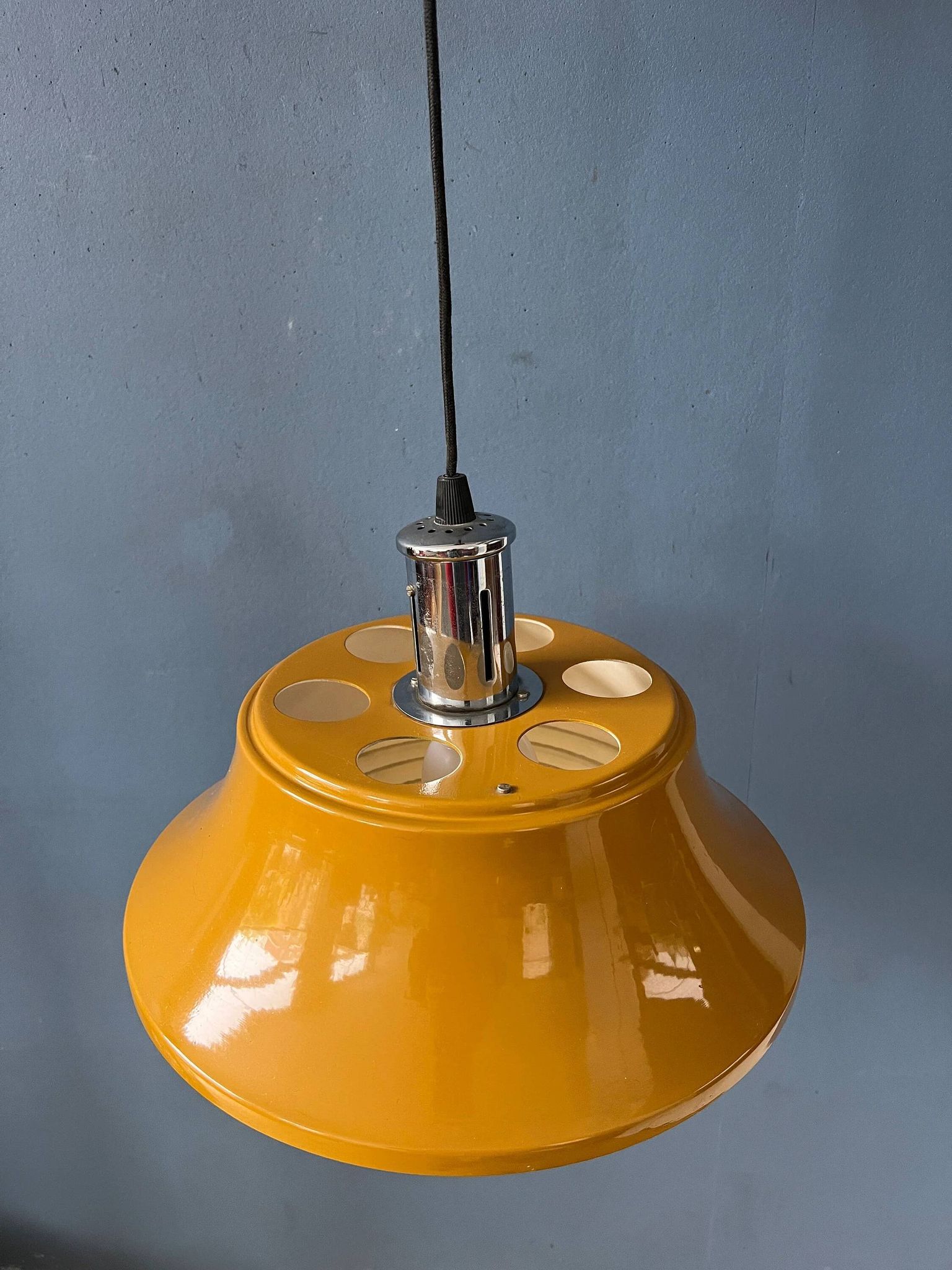 Suspension en métal jaune Mid-Century