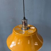 Suspension en métal jaune Mid-Century