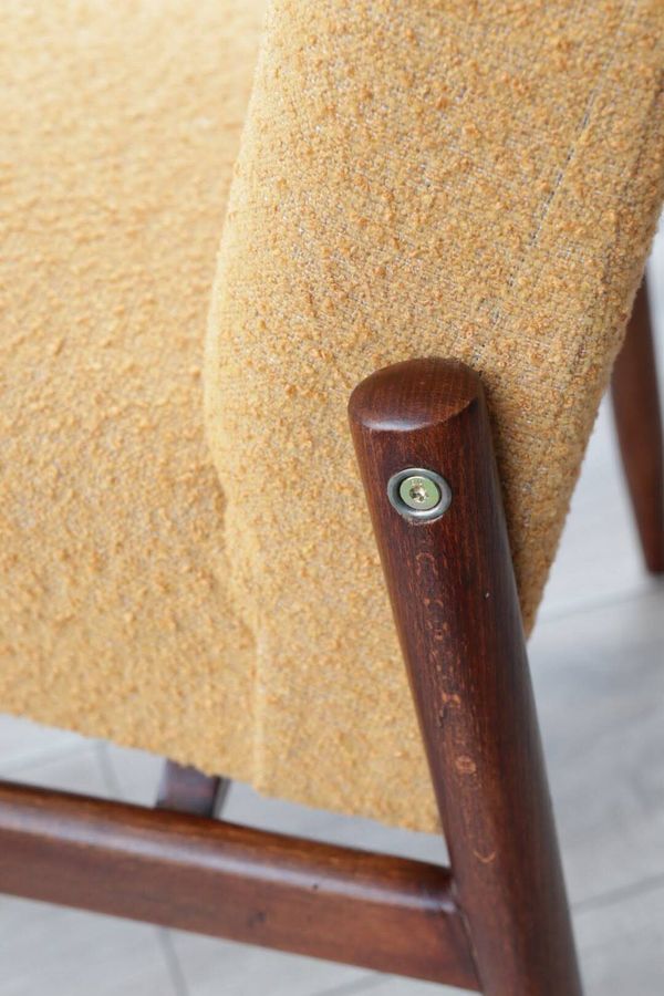 Fauteuil lounge vintage jaune avec accoudoirs en tissu bouclé, bois de noyer, style scandinave