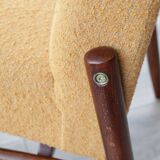 Fauteuil lounge vintage jaune avec accoudoirs en tissu bouclé, bois de noyer, style scandinave