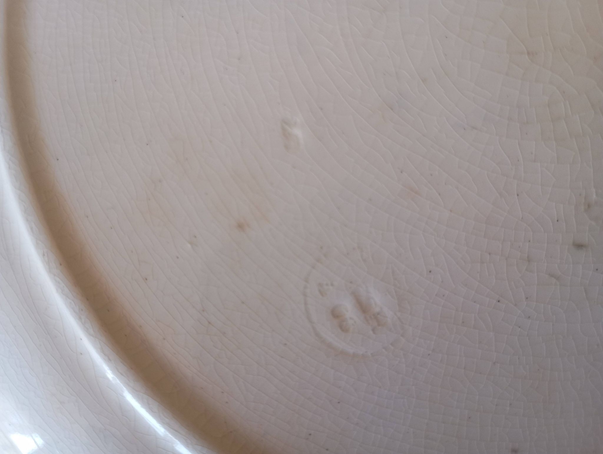 Plat à gâteau en terre de fer Longwy "Marguerites"