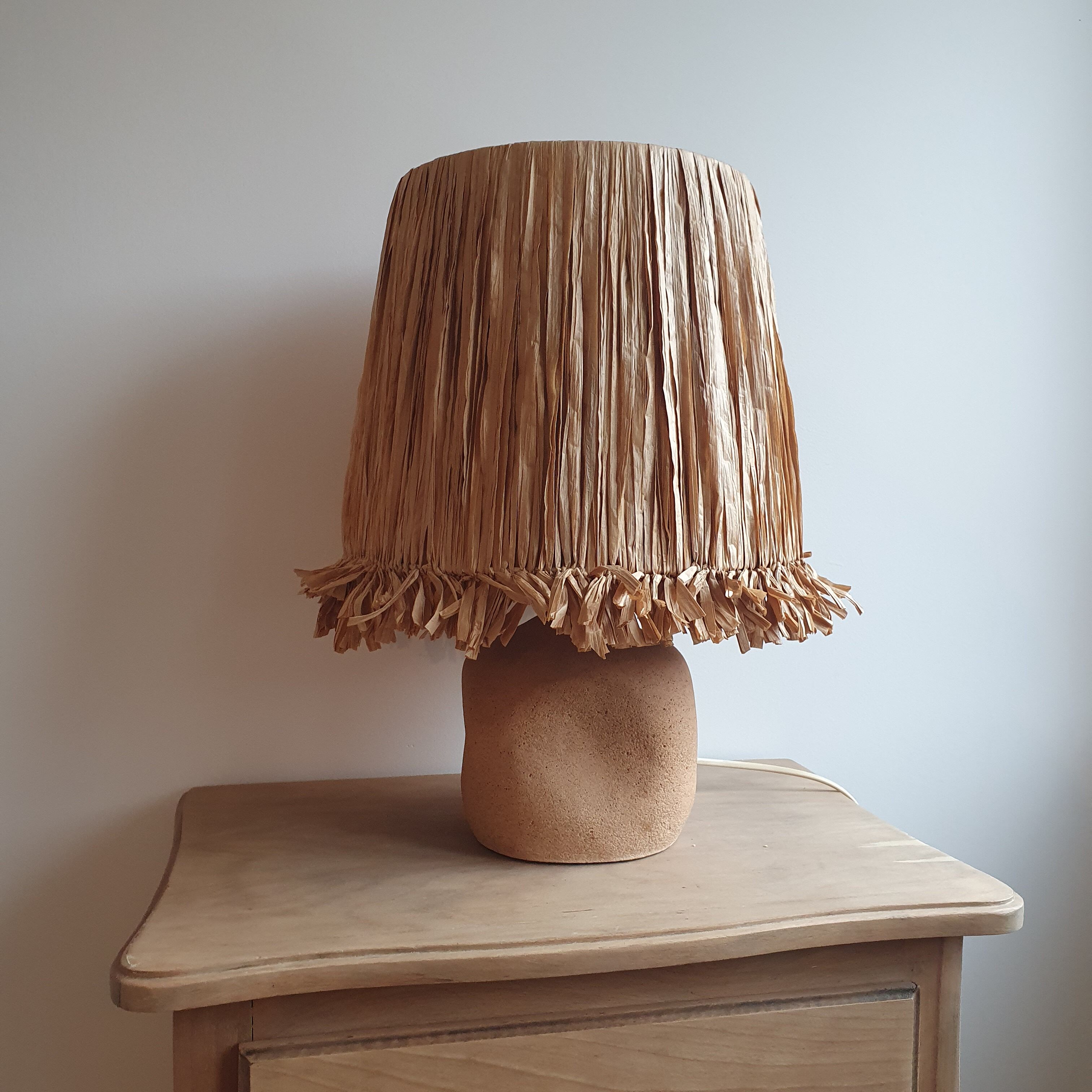Lampe en pierre et raphia