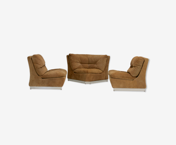 Ensemble de 3 chauffeuses cuir suédé piètement bois doublé inox, France, circa 1970.