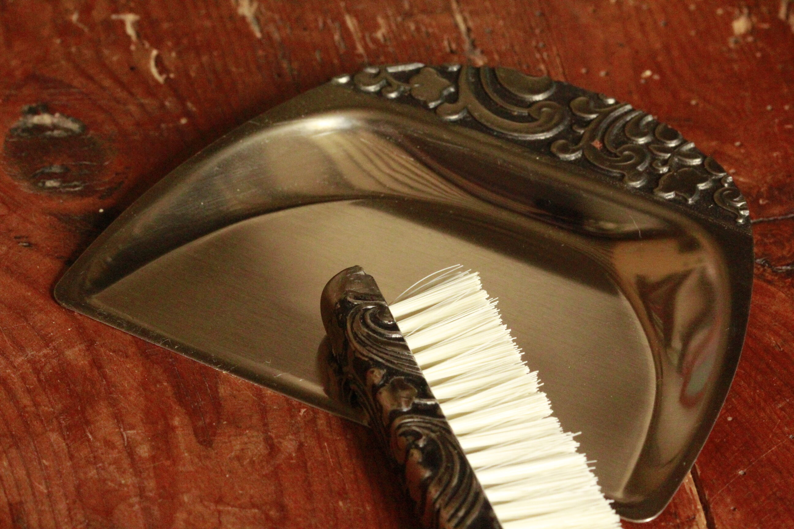 Shovel picks up crumbs