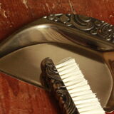 Shovel picks up crumbs