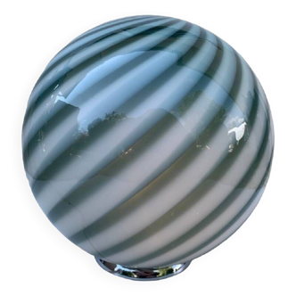 Sphère contemporaine vert laiteux dans une lampe de table tourbillon en verre de murano