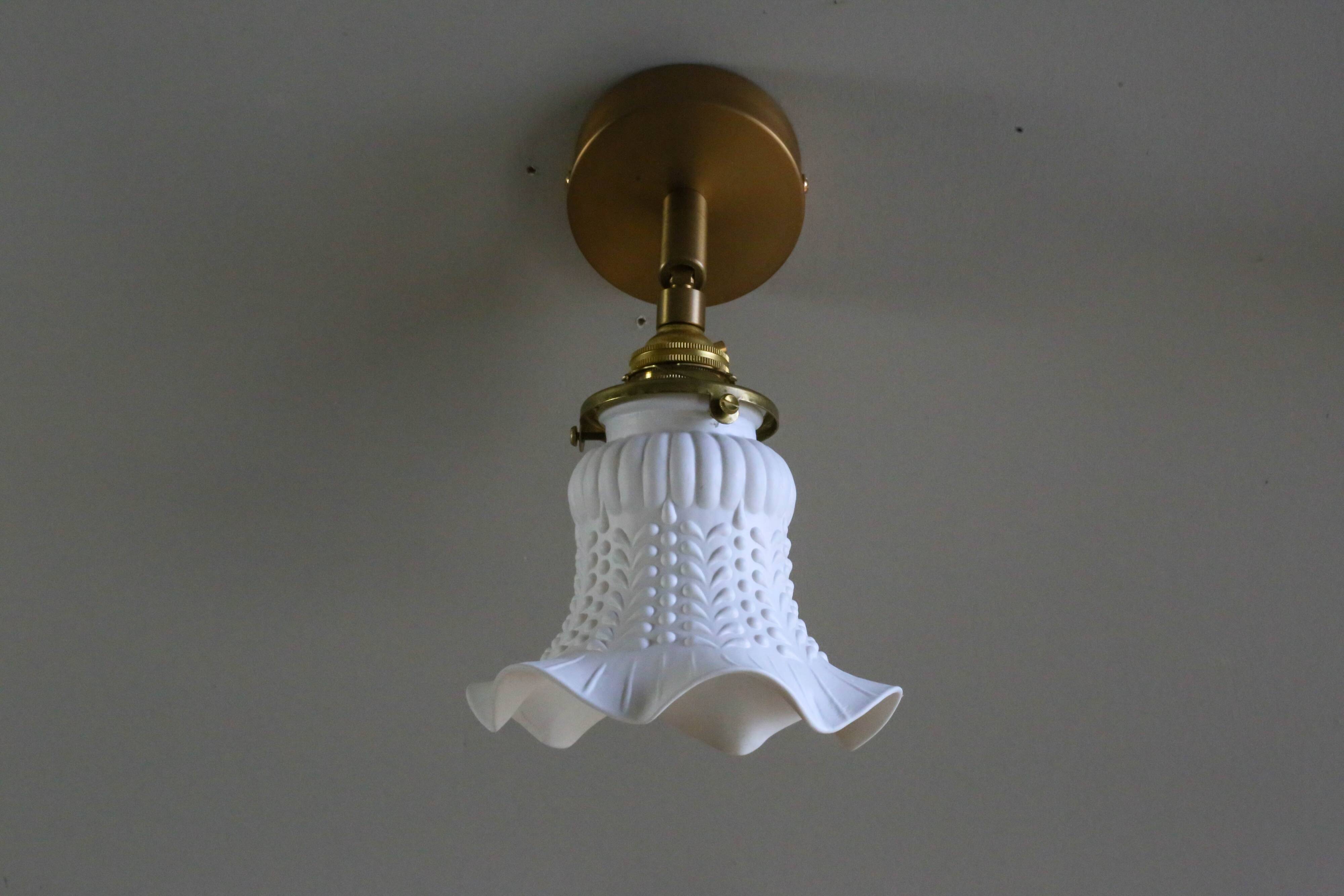 Antique wall light in white painted glass - metal support