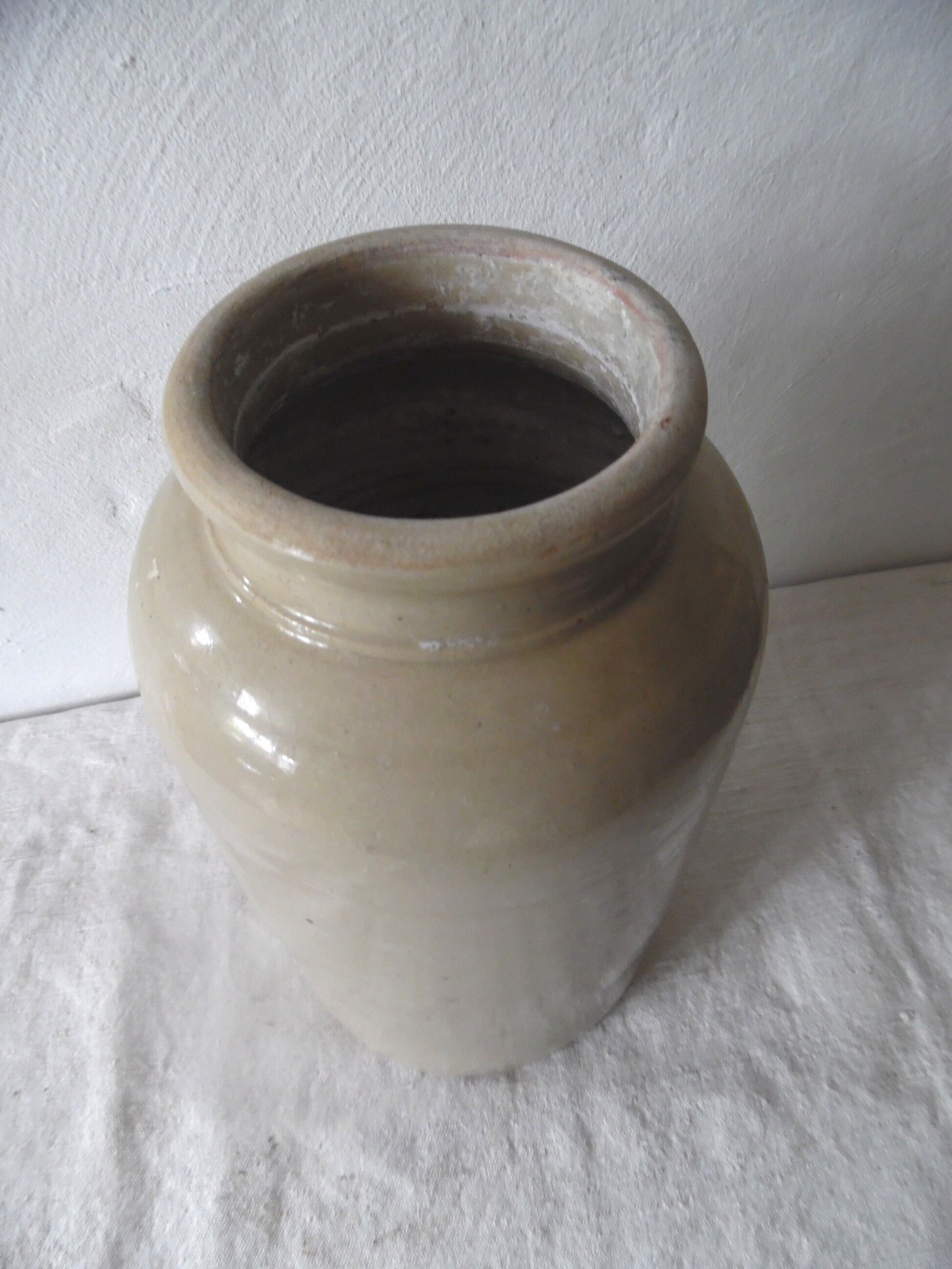 Former enamelled stoneware jar