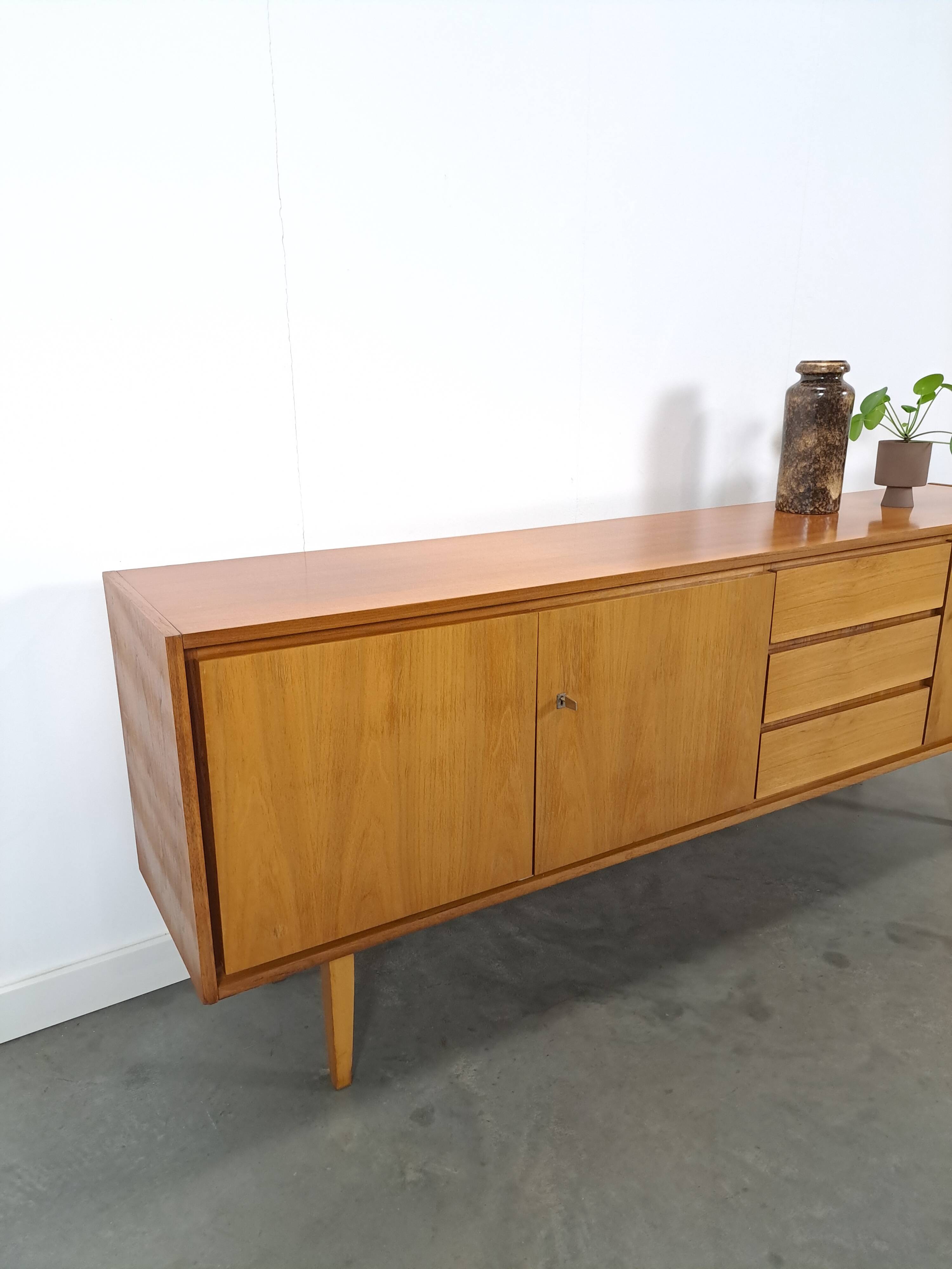 Mid-century notenhout fineer dressoir met 3 lades