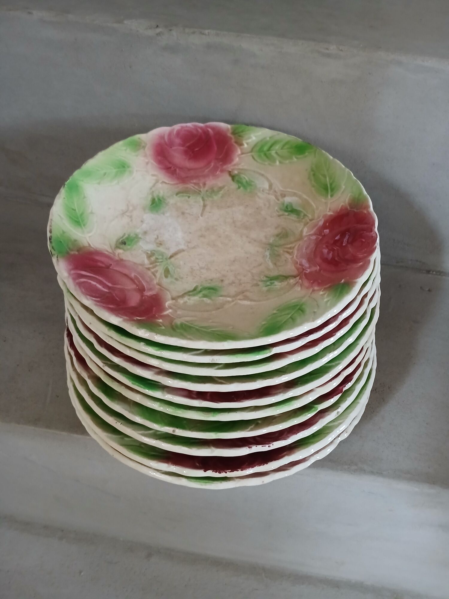 10 assiettes très anciennes en barbotine 