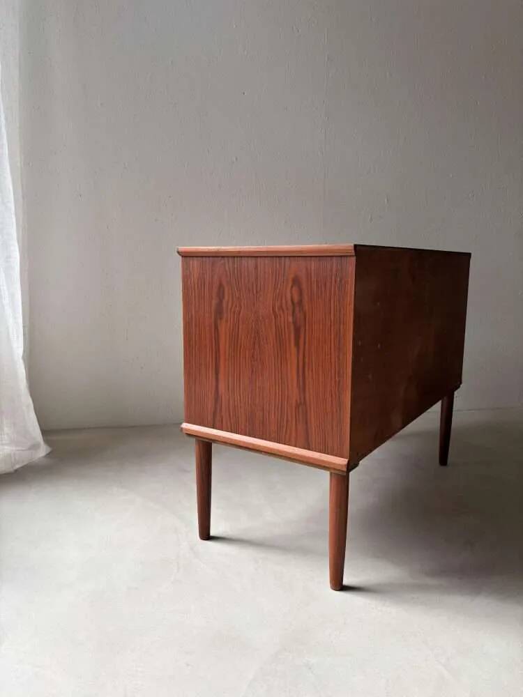 Commode en teck entièrement rénovée au design vintage des années 1960.