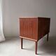 Commode en teck entièrement rénovée au design vintage des années 1960.