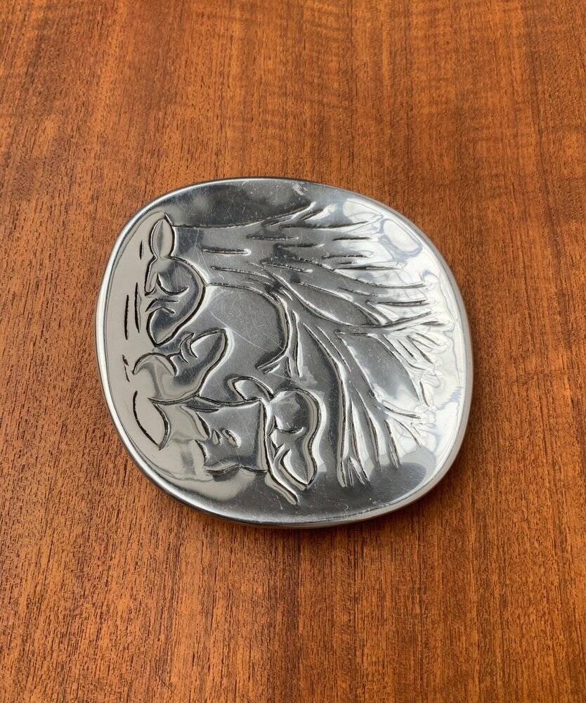 Vintage Canadian metal bowl with beaver decoration by Hoselton.