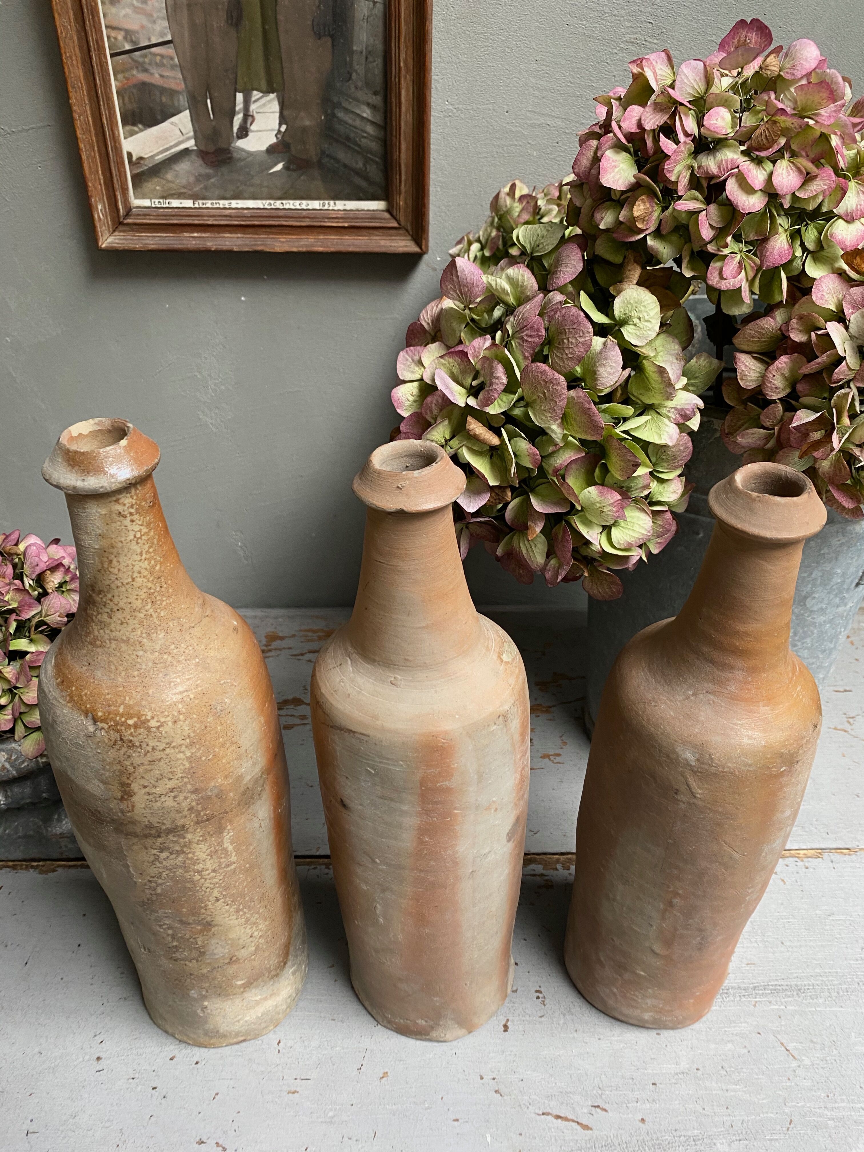 Trio de bouteilles en grès naturel