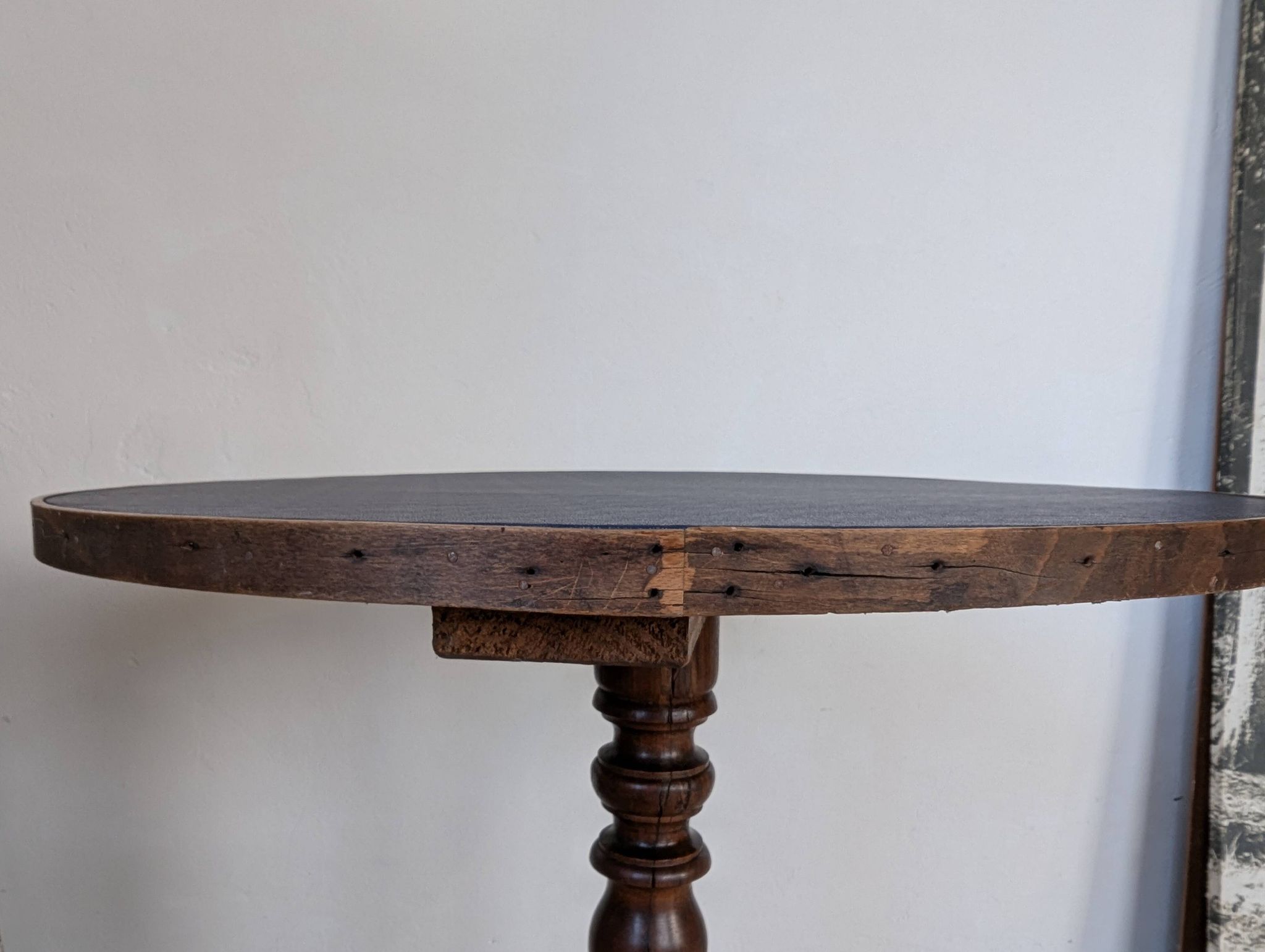 Round table, turned oak leg