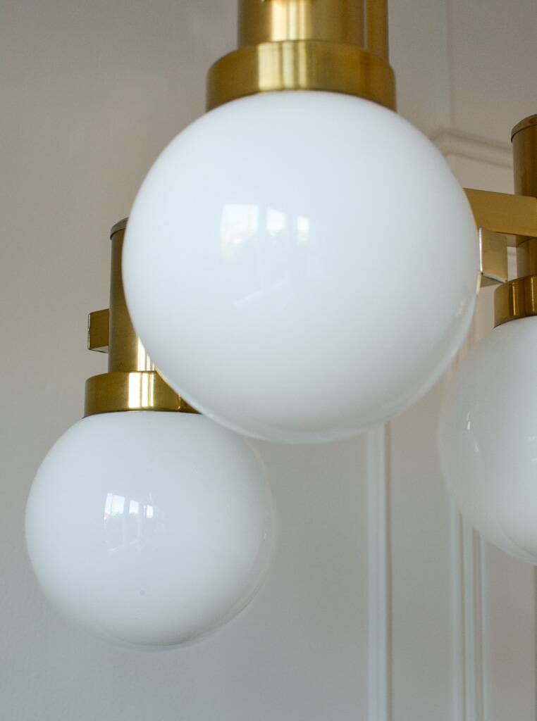 Chandelier vintage en laiton et opaline, années 1970, dans le style de Sciolari.