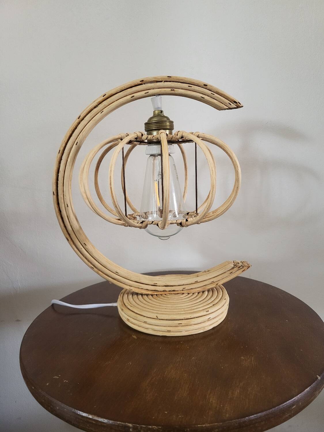 Lampe à poser en rotin formant une lune style Louis Sognot