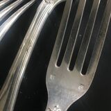 12 fourchettes de table en métal argenté