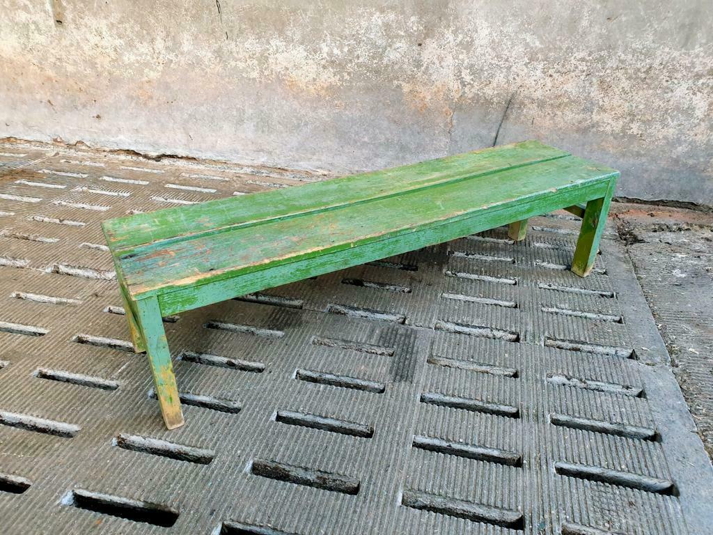 Old wooden bench sidetable green