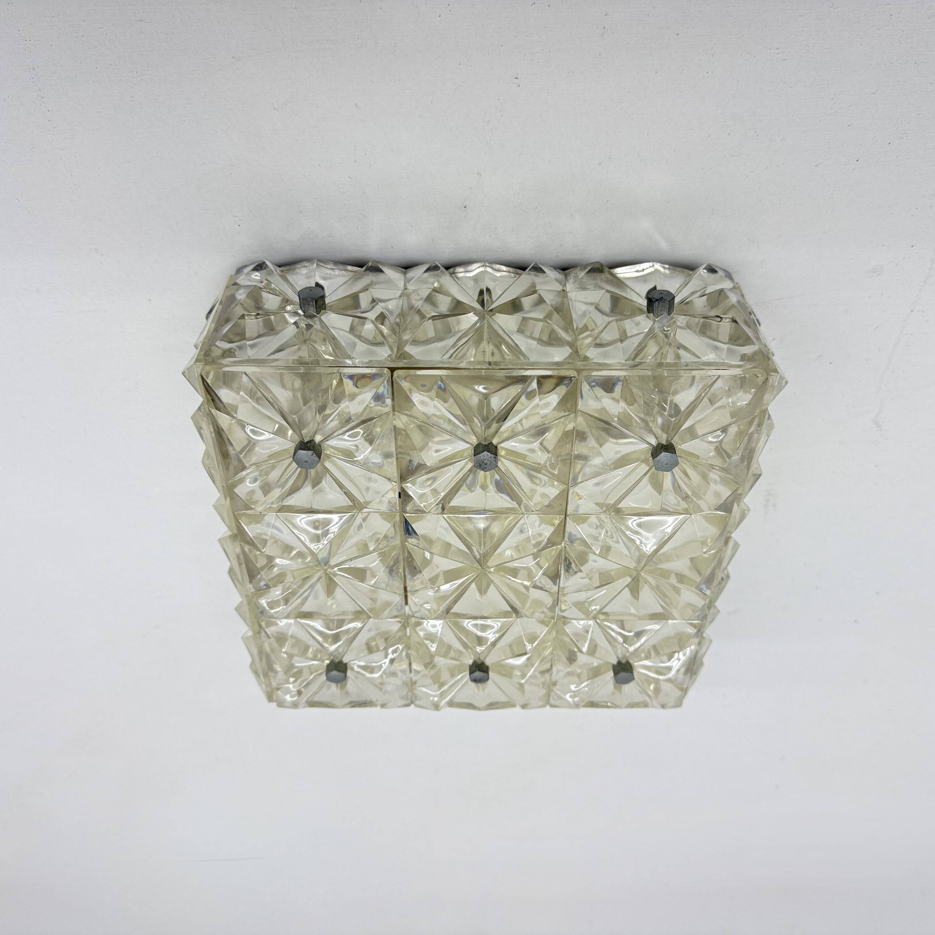 Lampe de plafond en lucite des années 1970, style milieu de siècle.