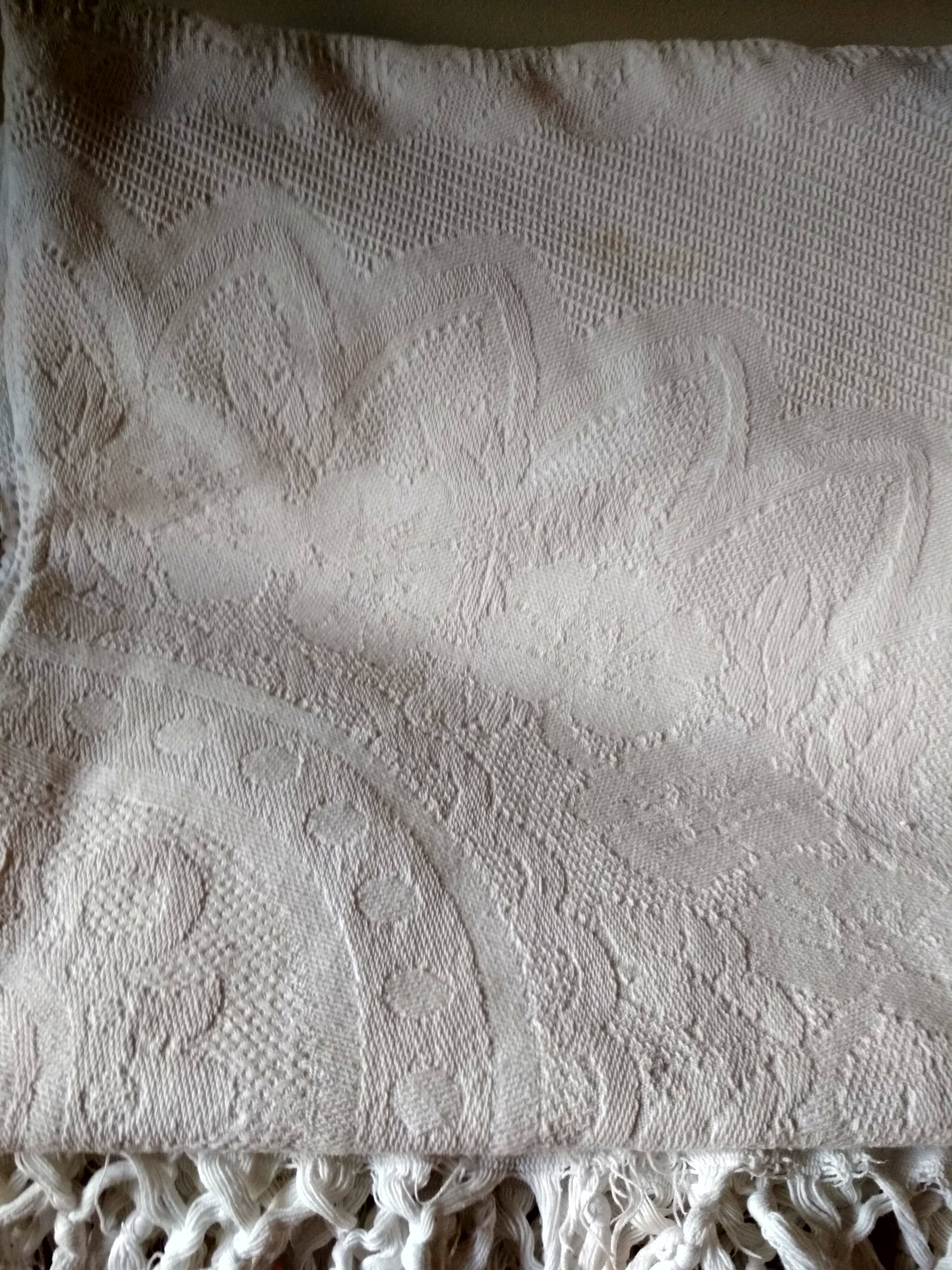 Bedspread in woven white cotton, double bed